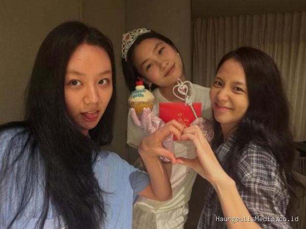 Hyeri dan Jisoo BLACKPINK kompak memberikan kejutan ulang tahun untuk sang sahabat yakni Jung Ho Yeon yang resmi tambah usia.