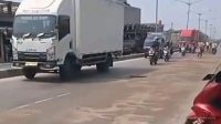 Jalan Pantura Arah Jakarta Licin, Warga Parean Indramayu Heboh Jalan Pantura Arah Jakarta Licin, Warga Parean Indramayu Heboh
