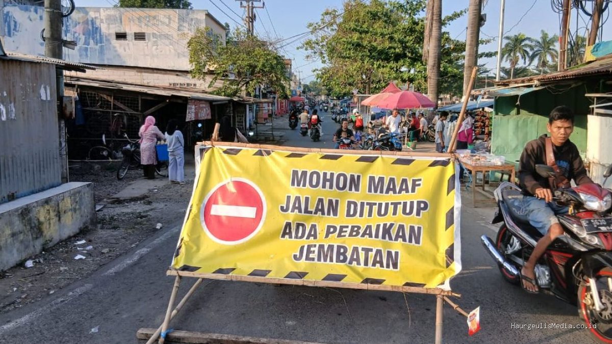 Jembatan Amblas Haurgeulis: Warga Terpaksa Putar Jauh, Kapan Dibangun?