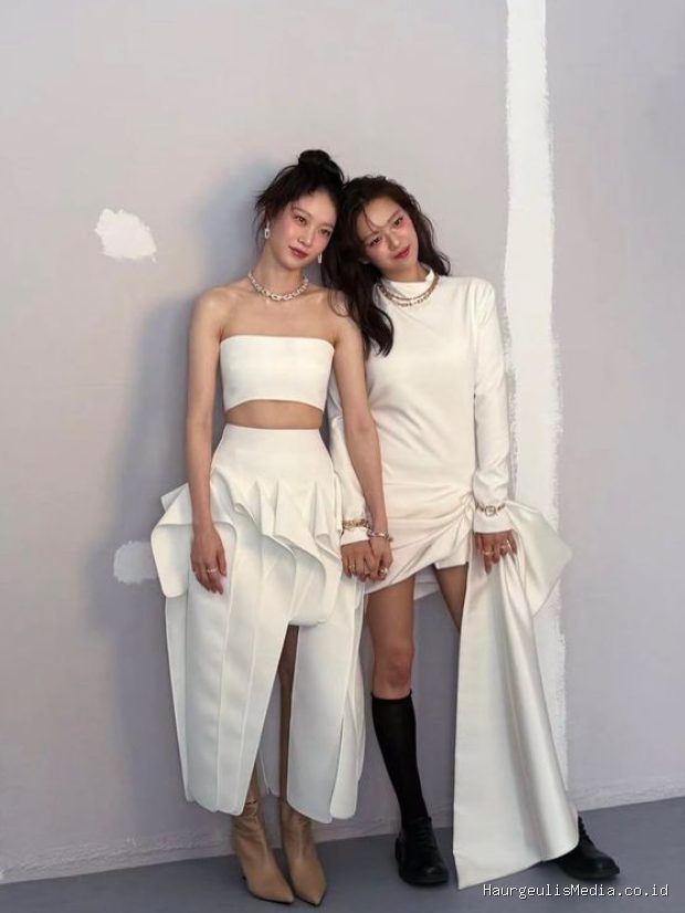 Potret Jung Yeon TWICE dan Gong Seung Yeon dalam pemotretan perdana bersama Harper's BAZAAR Korea.