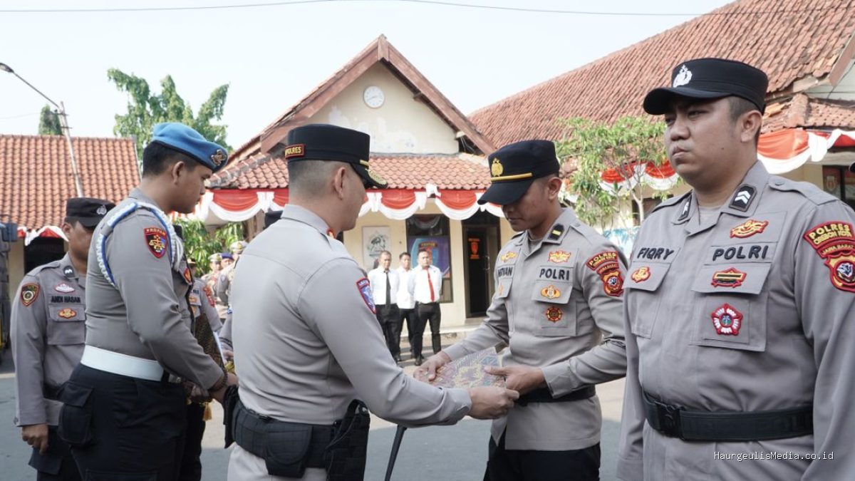 Kapolres Cirebon Kota Beri Penghargaan kepada 51 Personel Berprestasi, Dua Anggota Raih Hadiah Umrah