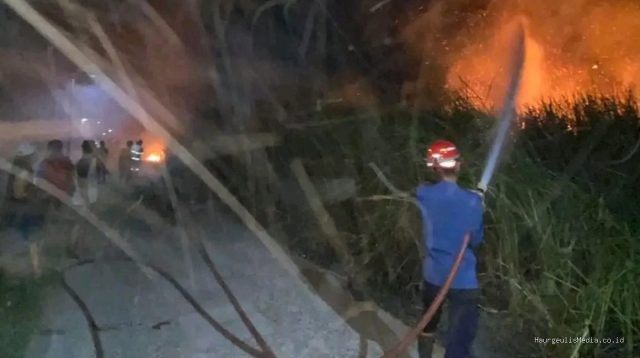 Kebakaran di Jatibarang Indramayu, 2 Unit Damkar Berjibaku