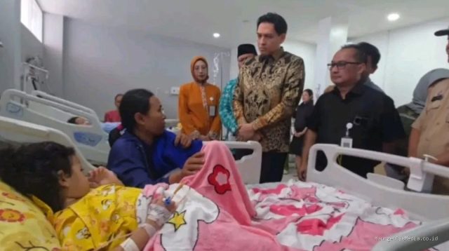Lucky Hakim Adopsi Anak Korban Kecelakaan Maut Pantura Indramayu