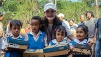 Luna Maya Bangun Sekolah untuk Anak Flores