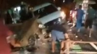 Mobil Hilang Kendali Hantam Angkringan di SMAN 1 Sindang Indramayu