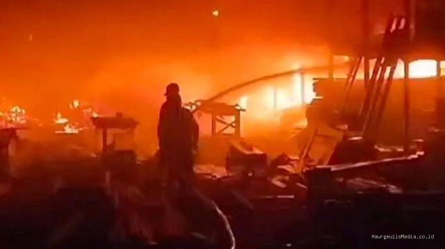 Pabrik Rumah Kayu Terbakar: 4 Damkar Indramayu Beraksi