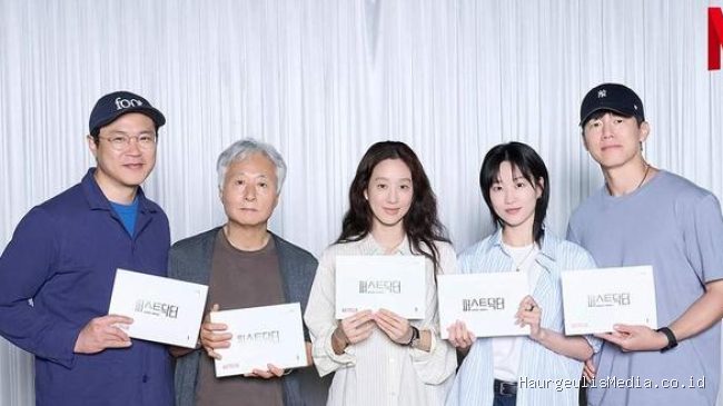 Para aktor Kim Moo Yeol dan Jung Ryeo Won akan membintangi drakor Netflix berjudul “First Doctor”.