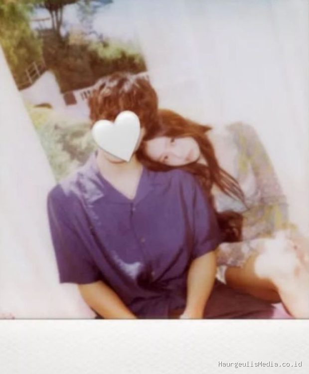 Jennie BLACKPINK mengisyaratkan akan comeback solo melalui perilisan foto dengan model misterius pada (19/7).