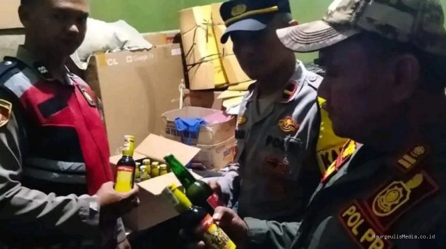 Patroli Gabungan di Kedokanbunder, Polisi Sita 15 Botol Miras