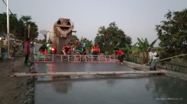 Pengecoran Jalan Sindang–Pecuk Dimulai, Pelaksana Jamin Kualitas
