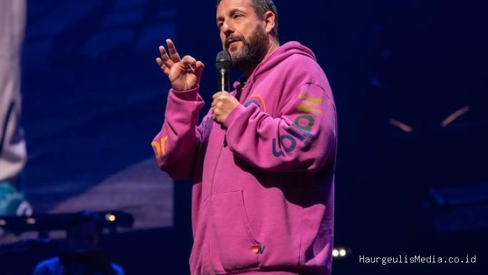 Adam Sandler memimpin upacara pernikahan Taylor Swift dan Travis Kelce