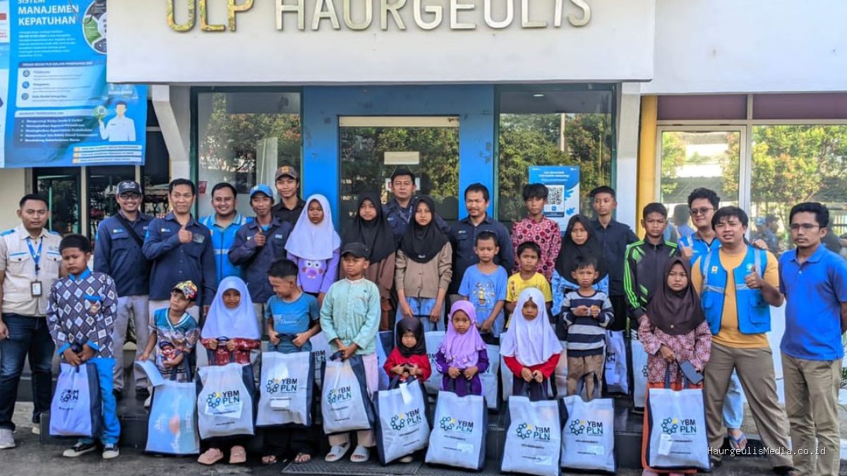 PLN ULP Haurgeulis Berbagi Kebahagiaan HUT RI Lewat Alat Sekolah