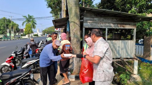 PLN UP3 Indramayu: Jumat Berbagi UMKM Bantu Warga Alun-Alun