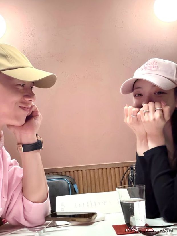 Lee Gwan Hee dan Yoo Si Eun secara bersamaan mengungkapkan hubungan asmara mereka pada (29/7) melalui media sosial pribadi.