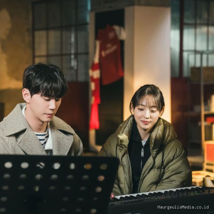 Lee Jun Young dan Jeon So Nee dalam drama Melo Movie/ Foto: Instagram.com/netflixkr