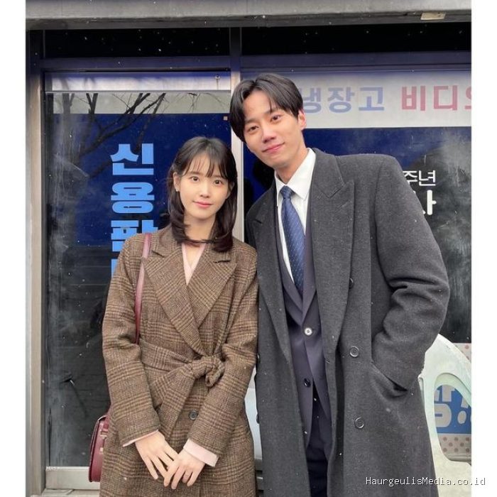 IU dan Lee Jun Young saat membintangi When Life Gives You Tangerines