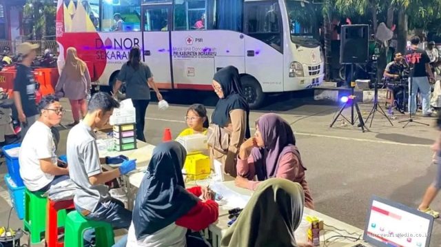 Semangat Warga Warnai Donor Darah Car Free Night Indramayu