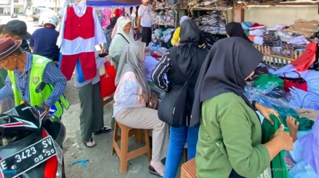 Serbu Seragam Indramayu: Banjir Order Meski Sekolah Masuk, Apa Sebabnya?