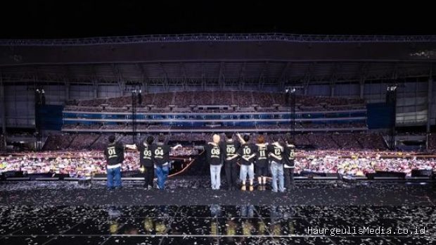 SEVENTEEN berjanji akan segera menyapa penggemar secara langsung sebagai grup usai seluruh member menuntaskan wajib militer di tahun 2028 mendatang.