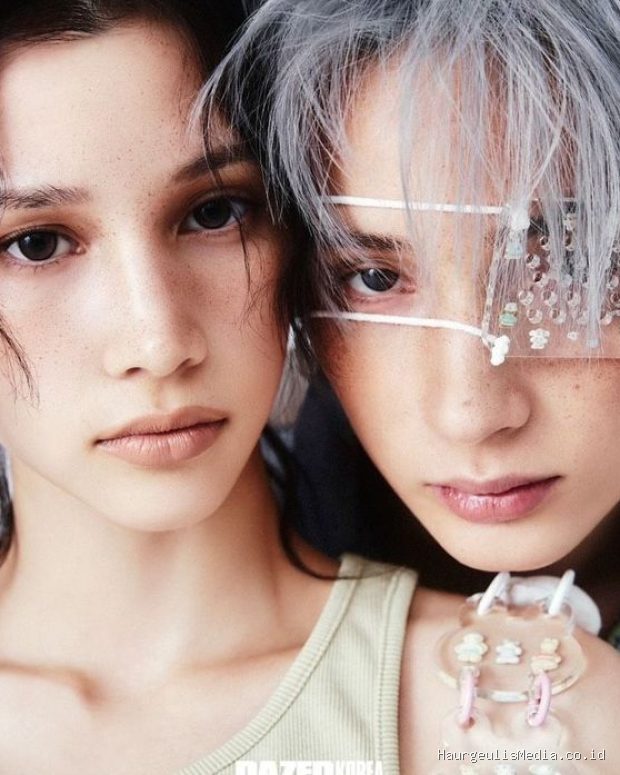 Huening Bahiyyih dan Huening Kai memancarkan aura mahal idol K-Pop dalam pemotretan bersama DAZED Korea.