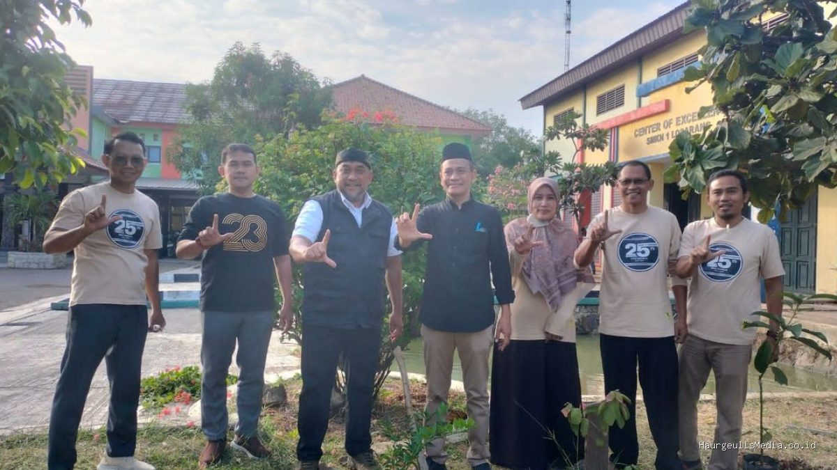 SMKN 1 Losarang Tanam Pohon dan Bagi Sembako di Desa Santing