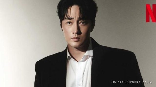 So Ji Sub Bagi-bagi Emas untuk 300 Kru Drakor Agent Kim Reactivated