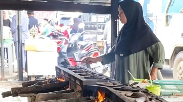 Surabi Gupak Karanganyar Indramayu: Legenda Kuliner yang Bikin Rela Antri