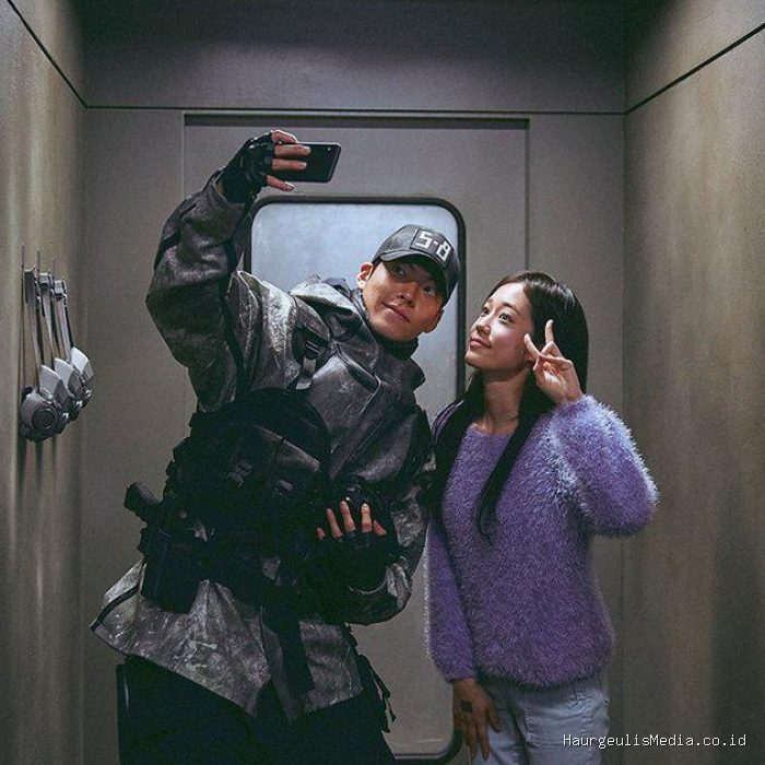 Still Cut Kim Woo Bin dan Roh Yoon Seo / Foto : twitter.com/netflixkr