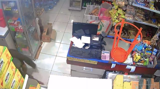Terekam CCTV Curi Emas di BRI Link Tukdana Indramayu, Pelaku Ditangkap