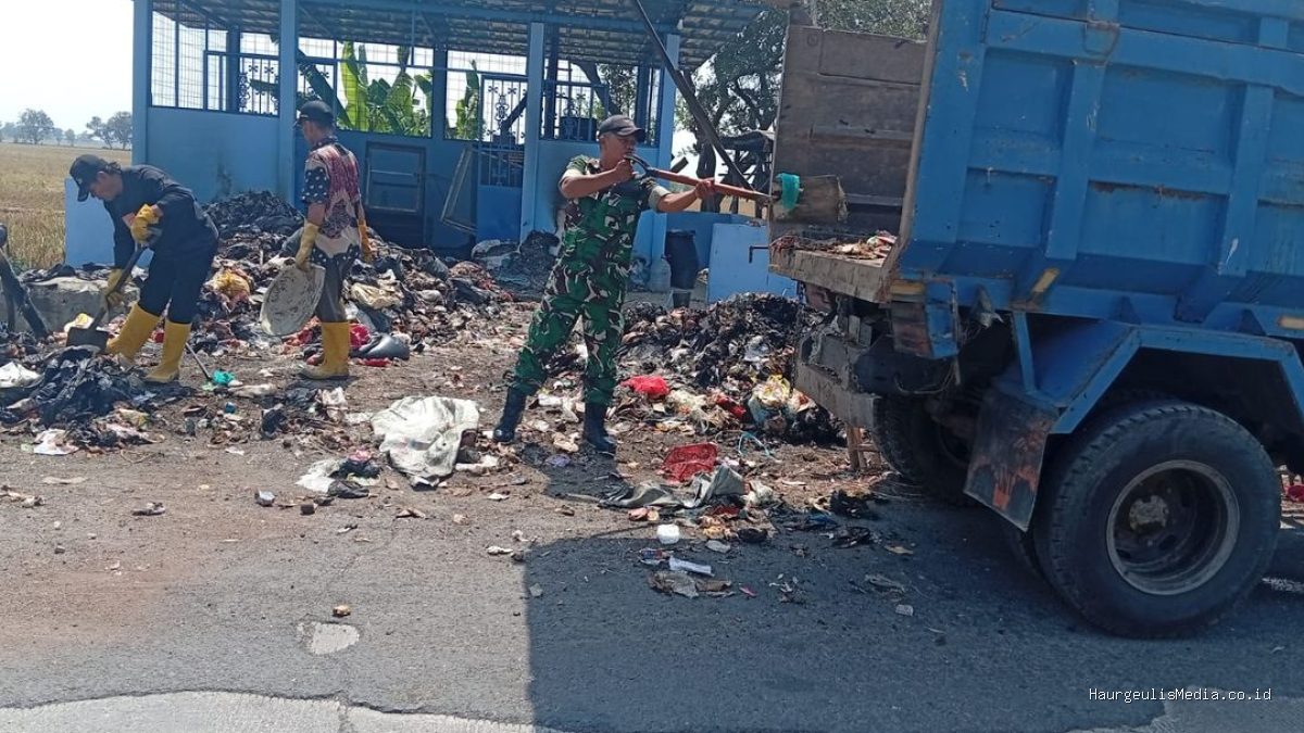 Aksi Bersih-Bersih TPA: Sinergi Babinsa Srengseng dan Warga