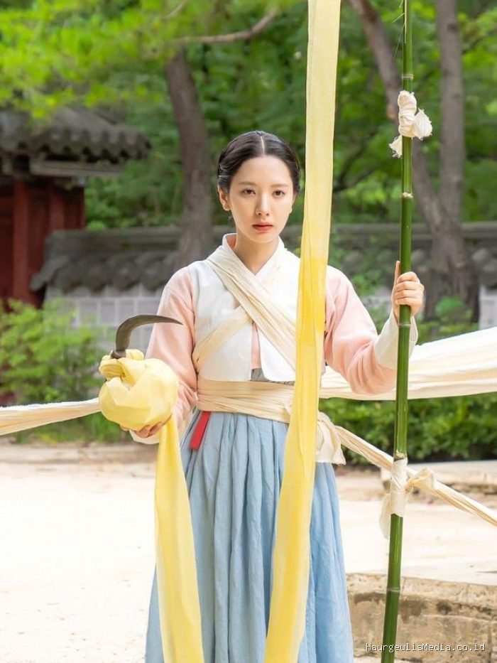 Yeo Ri yang diperankan oleh Bona WJSN mengenakan hanbok bernuansa natural di The Haunted Palace. Karena ia adalah cucu seorang dukun, kostumnya lebih terlihat sederhana namun tetap elegan.