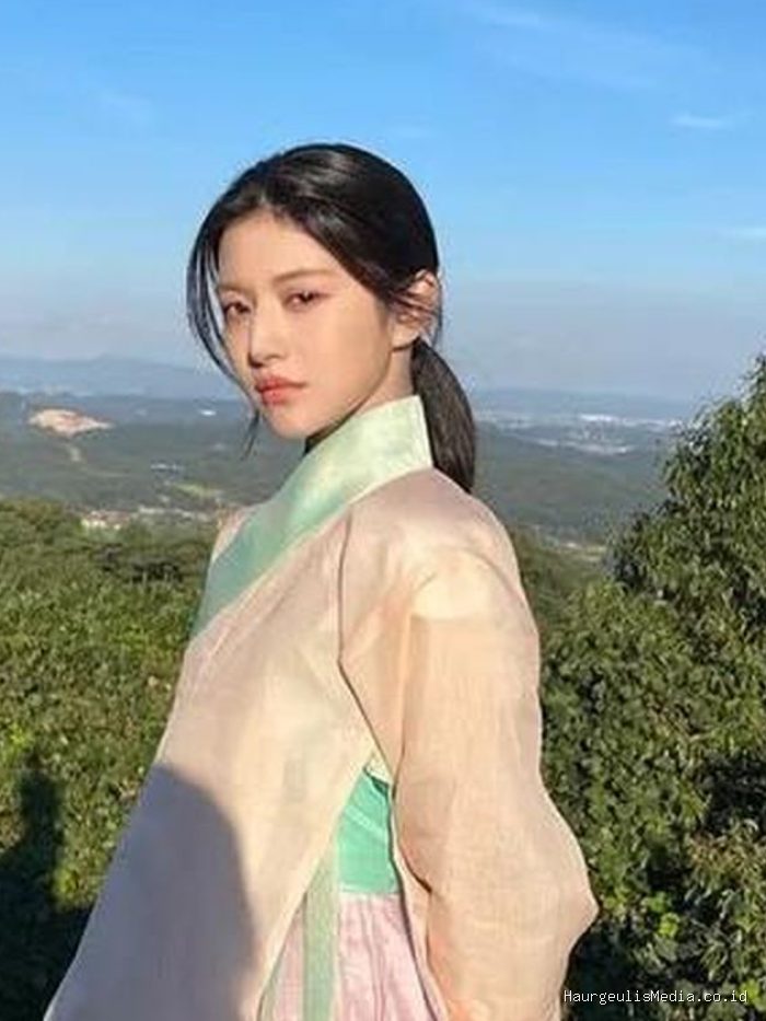 Go Yoon Jung sebagai Jin Bu Yeon atau Nak Su di Alchemy of Souls tampil dengan hanbok yang lebih modern dan artistik sesuai dengan genre sageuk fantasi.