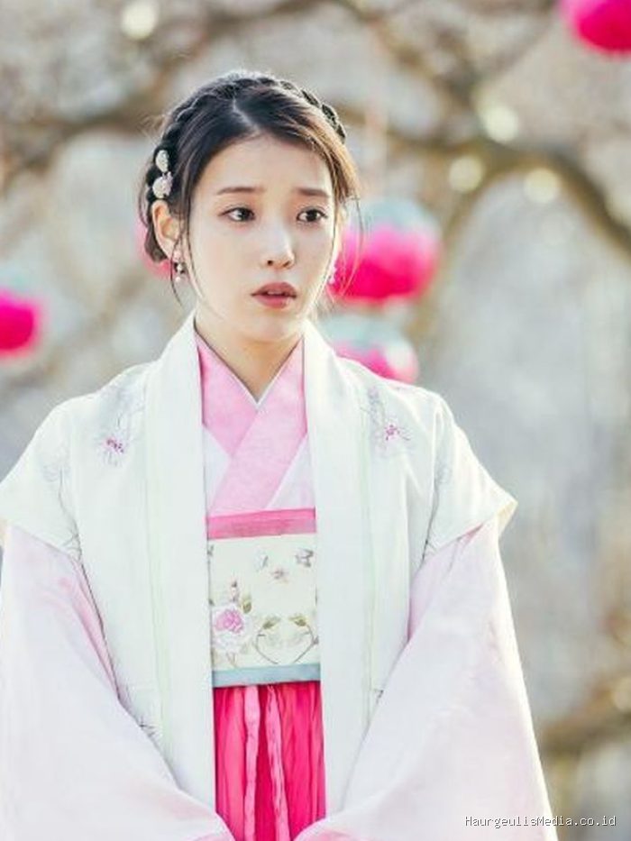 IU berperan sebagai Hae Soo, perempuan modern yang terlempar ke era Goryeo. Sepanjang episode, ia tampil mengenakan hanbok dengan warna yang lebih kaya dan aksesori rambut yang sederhana.
