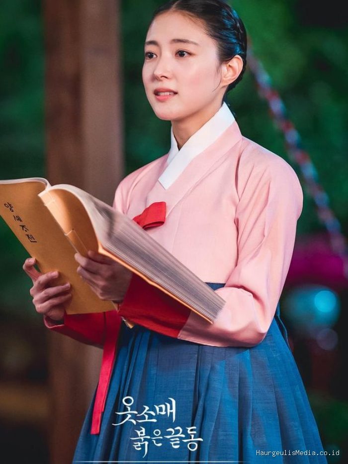 Hanbok Seong Deok Im yang diperankan Lee Se Young di The Red Sleeve merupakan salah satu representasi paling autentik dan mengutamakan akurasi sejarah di era Joeseon.