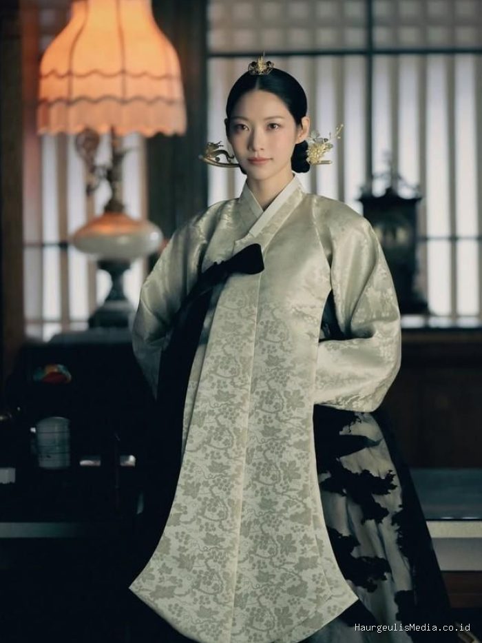 Gong Seung Yeon sebagai ibu suri di Perfect Crown hampir selalu mengenakan hanbok yang sudah disesuaikan dengan era masa kini dengan penambahan renda dan payet yang luxury.