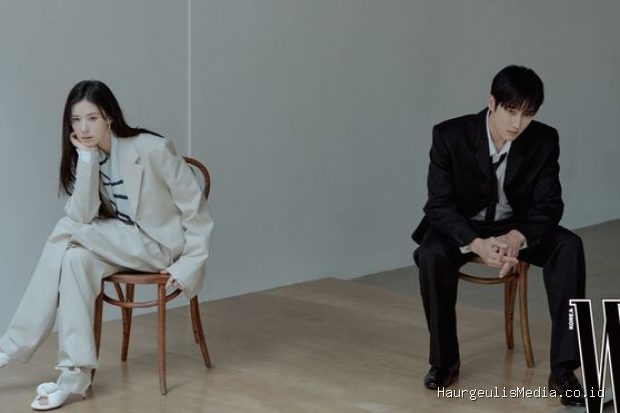 Potret Ahn Bo Hyun dan Jung Eun Chae dalam pemotretan bersama W Korea.