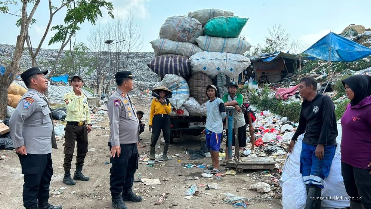 Cegah Kebakaran TPA Pecuk, Sat Binmas Polres Indramayu Edukasi Pemulung