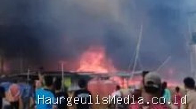 Indramayu Mencekam! Deretan Kapal Nelayan Ludes Dilalap Si Jago Merah , di Pelabuhan Karangsong Indramayu 6 Agustus 2026, 15:57 WIB