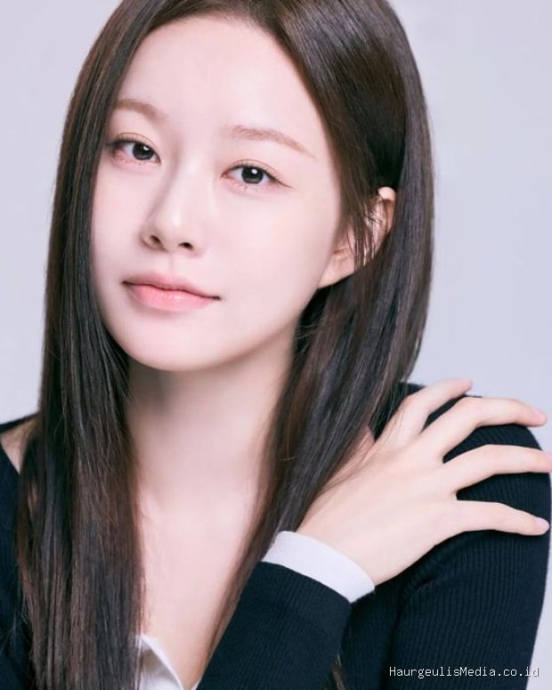Park Yoo Na menampilkan sisi bersih, elegan, dan memesona dalam foto profil terbaru bersama KeyEast Entertainment.