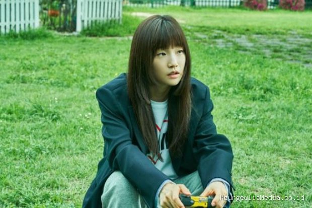 Potret terbaru Park So Dam dalam potongan adegan film 'The Journey to Gyeongju'.