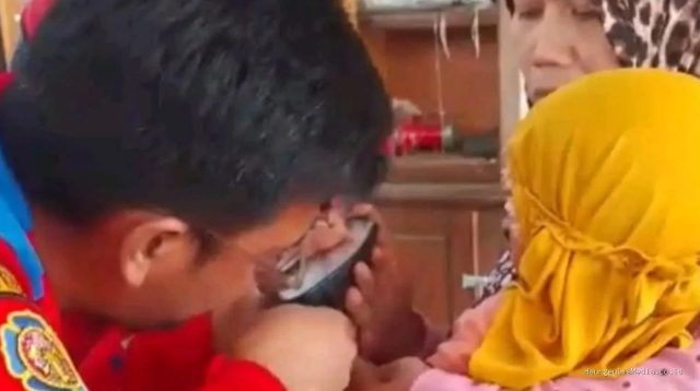 Jari Balita Tersangkut di Spion Motor, Damkar Indramayu Gerak Cepat