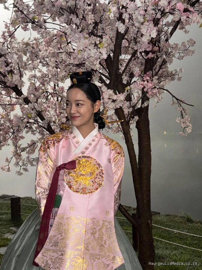 High School Queen memiliki premis yang cukup menarik, yaitu seorang ratu dari era Joseon yang memberikan pelajaran kepada para penjahat di abad ke-21. Jadi, penonton bisa melihat bagaimana keberanian dan kecerdasan Kim Chung Ha (Kim Se Jeong) membuat para perundung mendapatkan pelajaran yang setimpal.