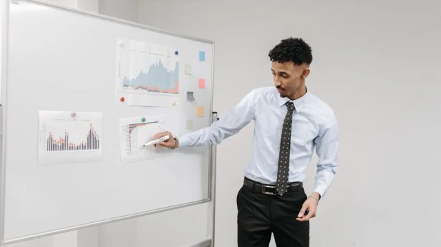 Kuasai Public Speaking: Kunci Sukses Karier di Dunia Bisnis Modern