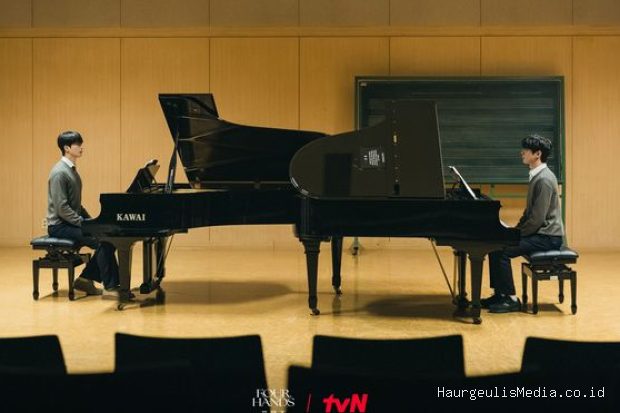 Song Kang dan Lee Jun Young siap unjuk kemampuan terampil memainkan piano di ajang bergengsi dalam drama 'Four Hands Two Sonatas'.
