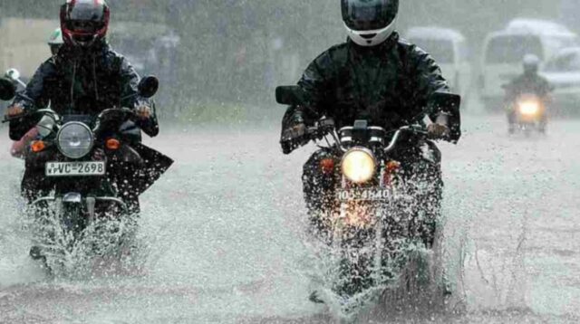 Panduan Aman Berkendara Motor Saat Hujan agar Terhindar dari Licin