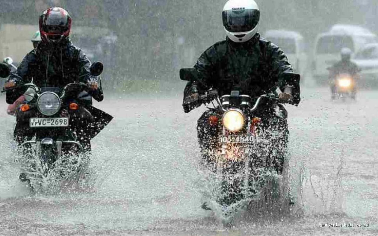 Panduan Aman Berkendara Motor Saat Hujan agar Terhindar dari Licin