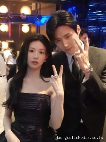 Go Yoon Jung dan Kim Seon Ho di Blue Dragon Series Awards 2026