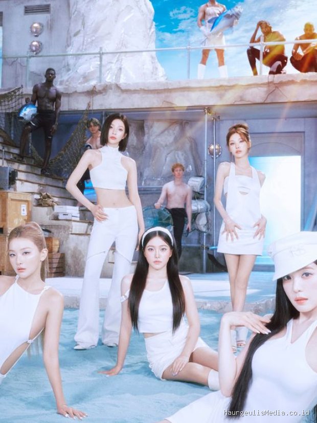 Potret Red Velvet dalam foto konsep album 'Velvet Summer'.