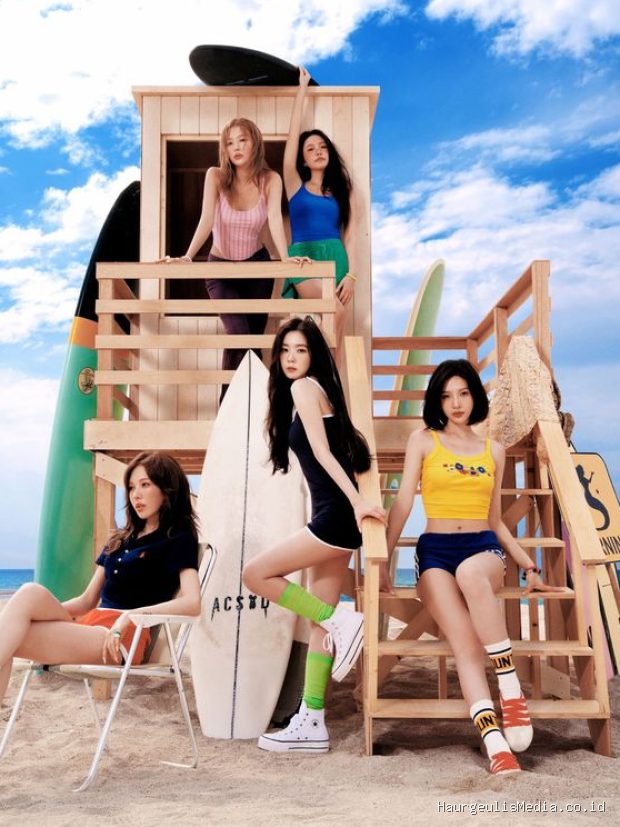 Red Velvet bergabung meramaikan musim panas di tahun 2026 dengan merilis album 'Velvet Summer' yang memiliki lagu andalan 'Surfin' Boy'.