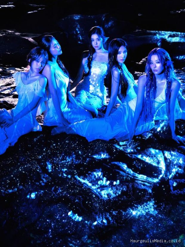 Red Velvet kembali membawakan tema Velvet dalam video klip lagu Surfin' Boy yang memiliki getaran Red.